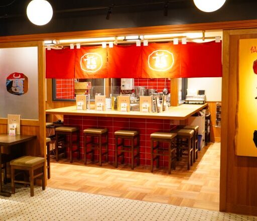 横浜モアーズ店の店頭