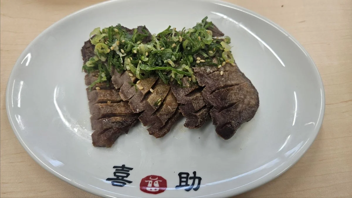 ダブルネギ塩の試作。喜助の皿に盛った牛たん焼にダブルネギだれをのせた一皿