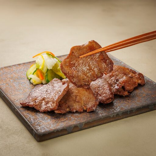 箸で持ち上げた焼き上がりの牛たん