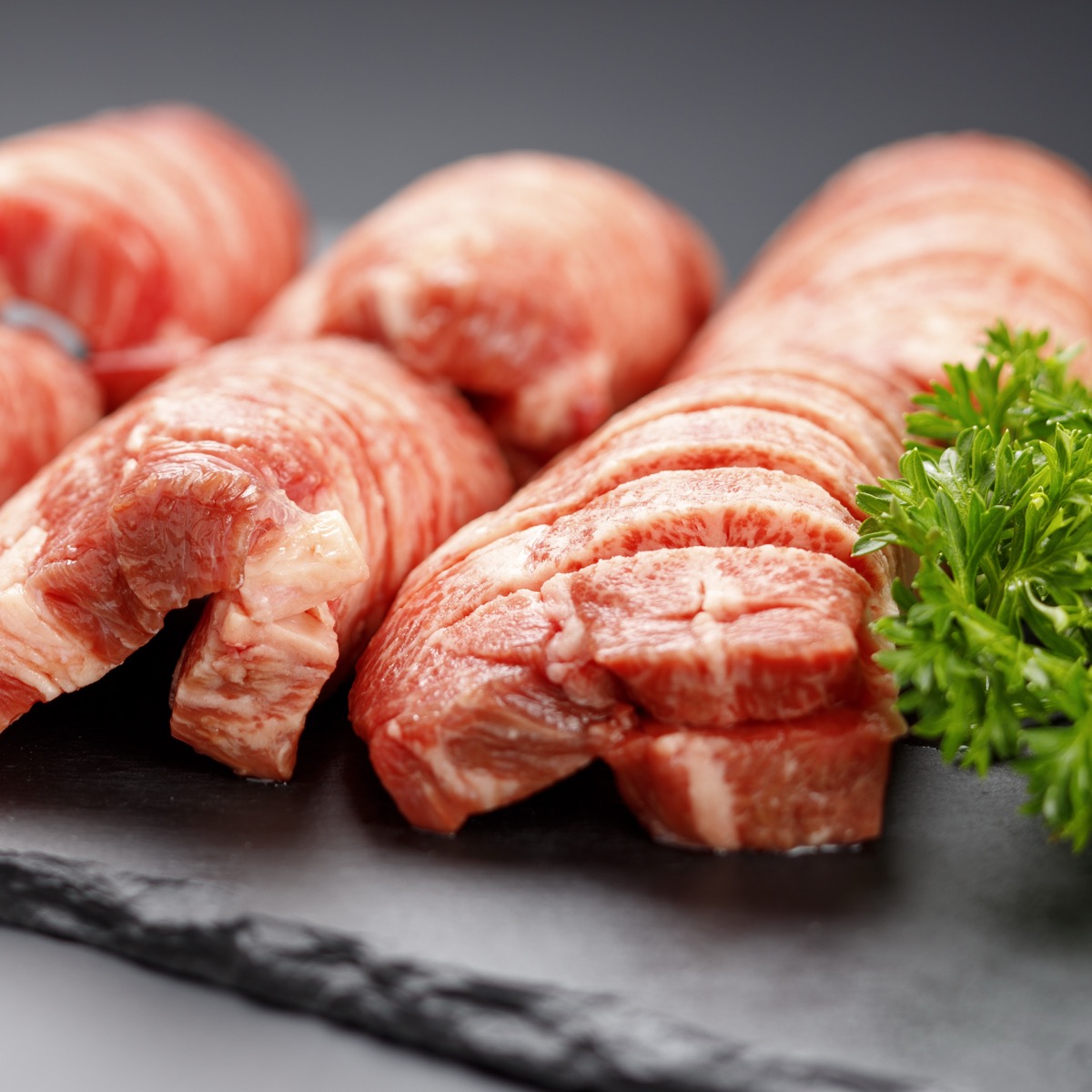 切り込みを入れて仕込んだ、焼く前の生牛たんの拡大