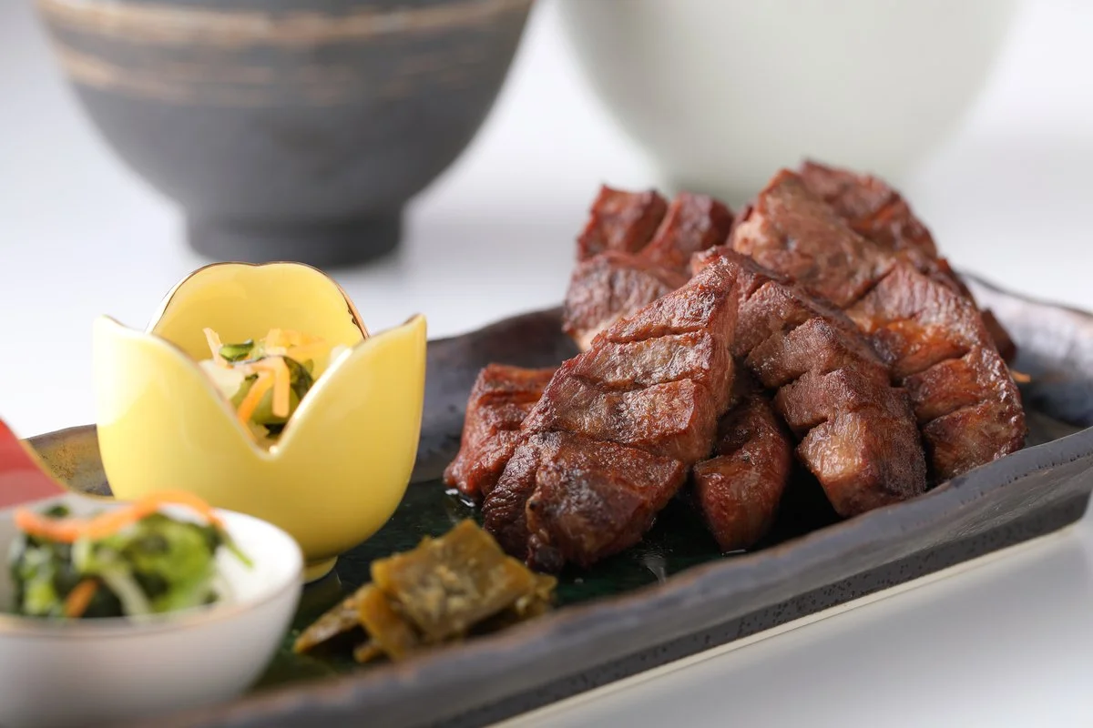 喜助の15㍉牛たん本気盛り定食（２枚６切 4,565円・2026年8月時点の仙台富谷店価格）。厚さ15ミリの牛たん焼きを黒い角皿に盛り、みそ南蛮と小鉢を添えている