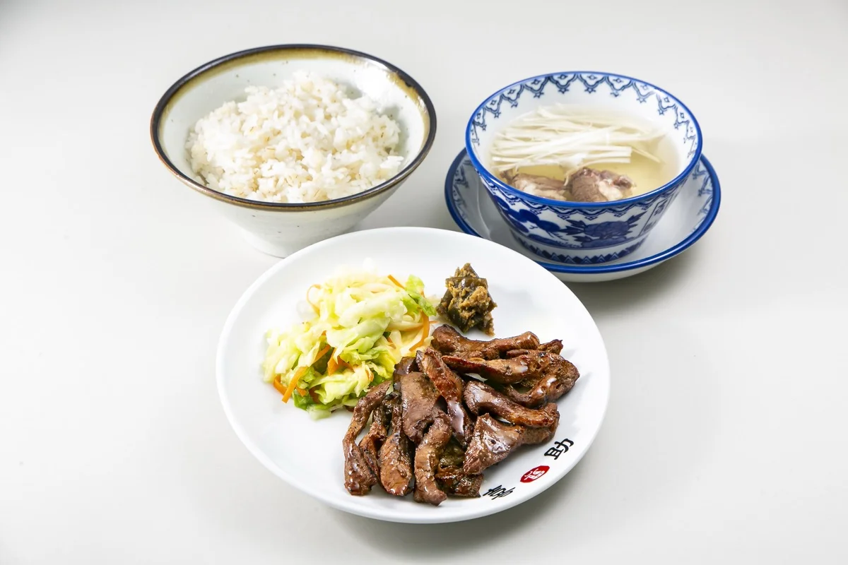 牛たん切り落とし定食（１人前 1,804円・2026年8月時点の駅前中央本店価格）。切り落としの牛たん焼きを盛った皿に、麦飯とテールスープが並んでいる