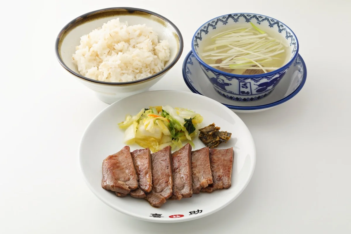 牛たん炭火焼定食（３枚６切 2,596円・2026年8月時点の駅前中央本店価格）。牛たん焼きの皿にお新香とみそ南蛮を添え、麦飯とテールスープが並んでいる