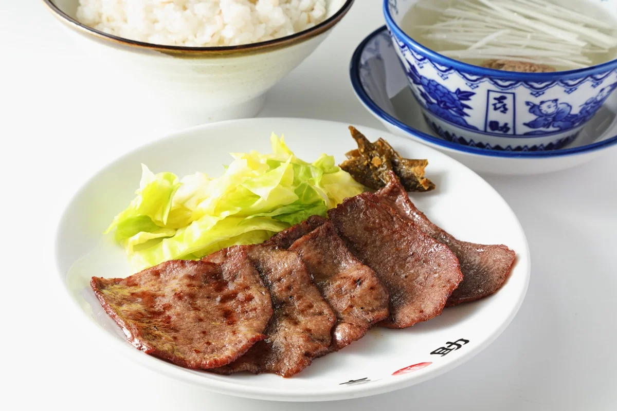 薄切り牛たん定食（５枚 2,255円・2026年8月時点のグランツリー武蔵小杉店価格）。薄めに切った牛たん焼きを盛った皿に、麦飯とテールスープが並んでいる
