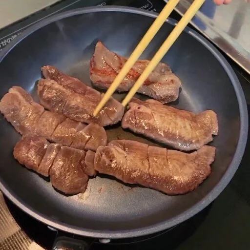 牛たんを焼いているところ